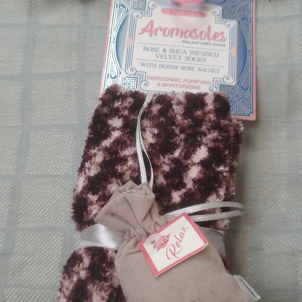Aromasoles Rose &Shea Infused Velvet Socks - Picture 2 of 7